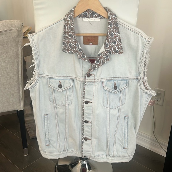 Levi’s Trucker Upcycled Lightwash Denim Vest Red Paisley Bandana Print Unisex - Picture 3 of 17